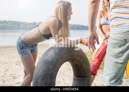Gruppo di amici gustando beach party Foto Stock