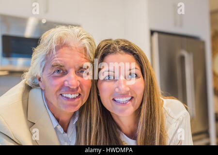 Ritratto di padre e figlia adulta, sorridente Foto Stock