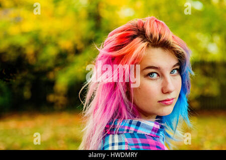 Ritratto di ragazza adolescente con multi-capelli colorati, all'aperto Foto Stock