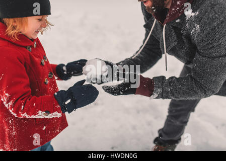 Padre e figlia a giocare nella neve Foto Stock