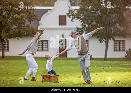 Famiglia avente picnic nel parco Foto Stock