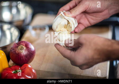 Peeling Chef aglio fresco, close-up Foto Stock