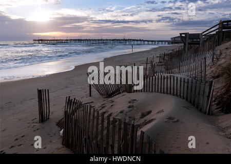 NC00686-00...North Carolina - Alba sopra la spiaggia di Nag testa con la testa di Nag Pier nella distanza lungo le Outer Banks.nuovo giorno Foto Stock