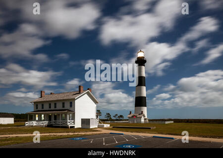 NC00708-00...North Carolina...una luna piena illumina Bodie Island Lighthouse in Cape Hatteras National Seashore sul Outer Banks. Foto Stock