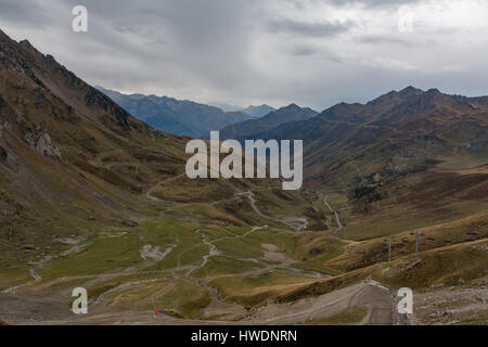 Il col du Tourmalet strada di montagna che si snoda attraverso i Pirenei in Francia Foto Stock