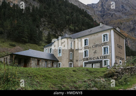 L'Hotel du Cirque a de la Cascade del Cirque de Gavarnie in Francia Foto Stock