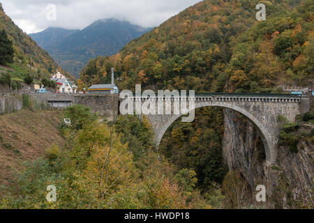 Un ponte ad arco che attraversa una gola nei Pirenei, Francia Foto Stock