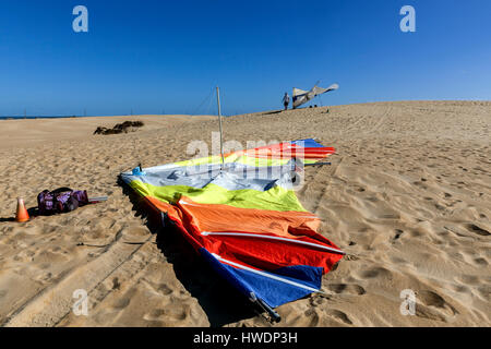 NC00724-00...North Carolina - Deltaplano sulle dune di sabbia a Jockey Crinale del Parco dello stato in testa Nag sectiom dell'Outer Banks. Foto Stock