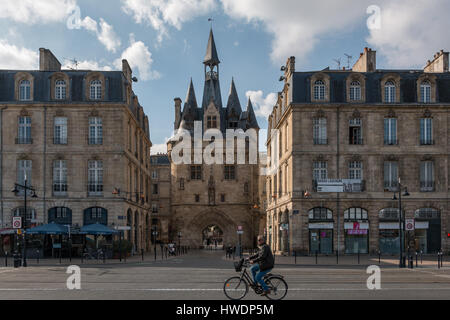 Un uomo in sella a una moto prima di Porte Cailhau a Bordeaux Foto Stock