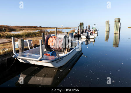 NC00739-00...North Carolina - Pesca barche ormeggiate lungo il bordo del suono Pamlico in Rodanthe sul Outer Banks. Foto Stock