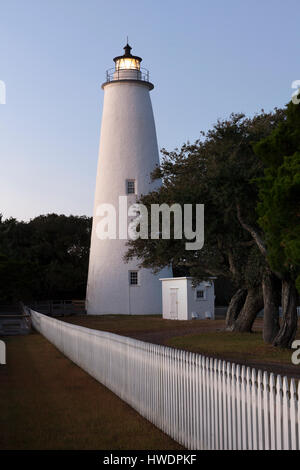 NC00818-00...North Carolina - Ocracoke faro costruito nel 1823 su Ocracoke Island fa parte dell'Outer Banks. Foto Stock