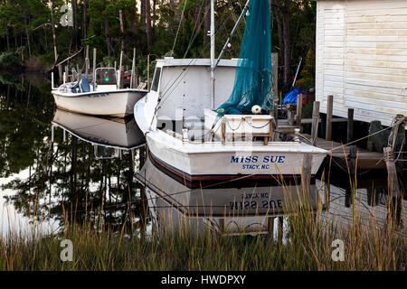 NC00851-00...North Carolina - barche ormeggiate lungo un slough vicino alla città di Stacy. Foto Stock