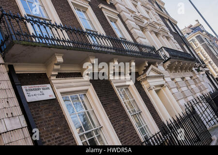 Bloomsbury Square, una piazza con giardino situato nel centro di Londra, England, Regno Unito Foto Stock