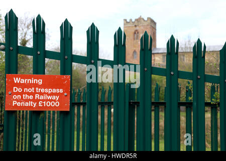 Un segnale di avvertimento di non sottovalutare da un ponte in Hillmorton, Warwickshire che porta la West Coast Main Line railway Foto Stock