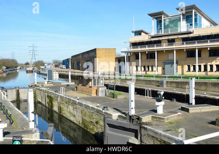 Fiume Lea Navigation Tottenham serratura 17, Tottenham Hale, Londra, Regno Unito. Foto Stock