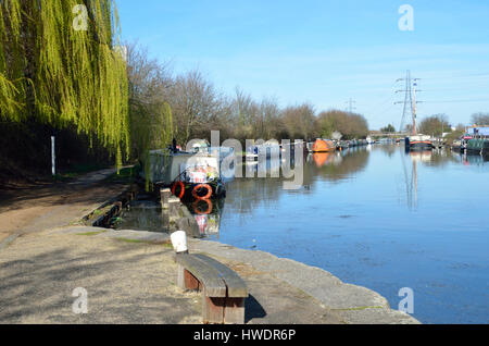 Fiume Lea Navigazione a Tottenham Hale, Londra, Regno Unito. Foto Stock