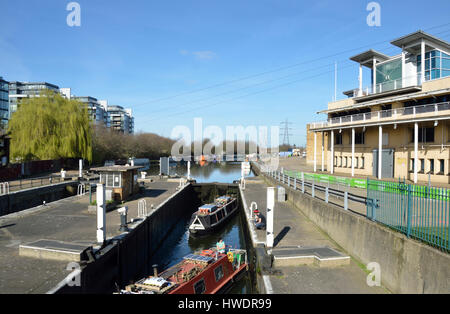 Fiume Lea Navigation Tottenham serratura 17, Tottenham Hale, Londra, Regno Unito. Foto Stock