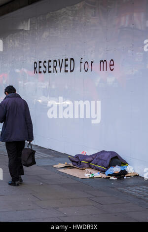 Traversina ruvida di fronte intavolato shop front, Oxford Street, London, England, Regno Unito Foto Stock