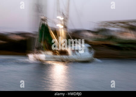 NC00899-00...North Carolina - barca da pesca nell'Intracoastal Waterway a Surf City. Foto Stock