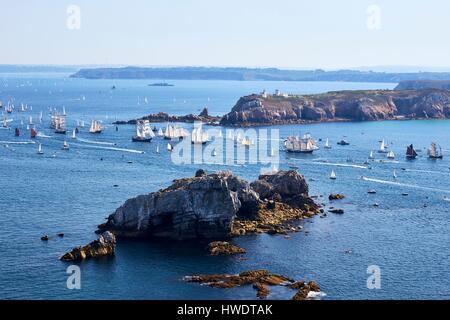 Francia, Finistère, Camaret sur Mer, festival marittimo di Brest 2016, il grande sfilata tra Brest e Douarnenez il 19 luglio 2016, le imbarcazioni tradizionali A la Pointe du Toulinget (vista aerea) Foto Stock