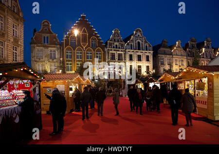 Francia, Pas de Calais, Arras, Grand Place, mercatino di Natale Foto Stock