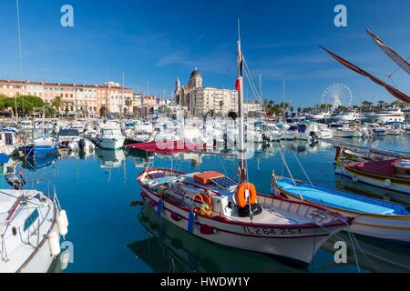 Francia, Var, Saint Raphael, pointus barche (mediterranei tradizionali barche da pesca) nel vecchio porto e la Cattedrale di Notre Dame de la Victoire basilica in background Foto Stock