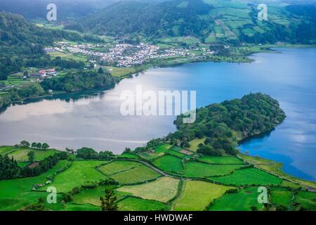 Il Portogallo, arcipelago delle Azzorre, isola Sao Miguel, Sete Cidades, Lagoa Azul il cratere del lago Foto Stock