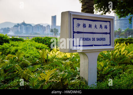 Macao strada segno; realizzato in porcellana bianca con piastrelle blu scritte portoghese, con la Penha Hill come sfondo Foto Stock