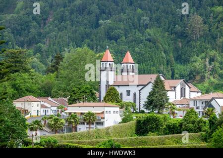 Il Portogallo, arcipelago delle Azzorre, isola Sao Miguel, Furnas, attivo complesso vulcanico con 22 sorgenti termali e fumarole molti siti, Nossa Senhora da Alegria chiesa Foto Stock