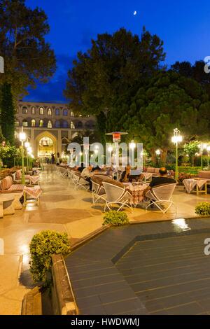 Iran, Central Iran, Esfahan, Abbasi Hotel, cortile, crepuscolo Foto Stock