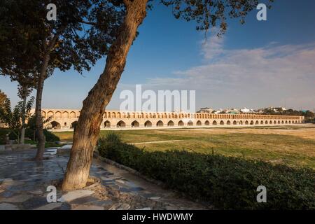 Iran, Central Iran, Esfahan, Si-O-seh Bridge, alba Foto Stock