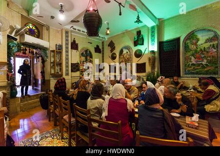 Iran, Central Iran, Shiraz, bazar-e mercato Vakil, tea house interno Foto Stock