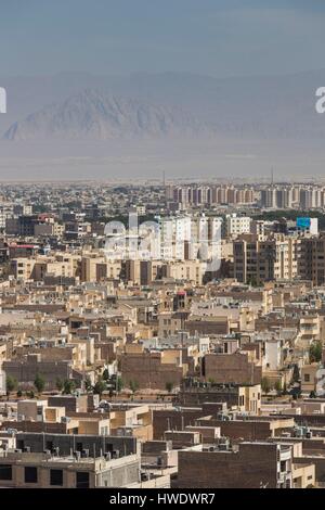 Iran, Central Iran, Yazd, elevati vista città dalle torri zoroastriana di silenzio complesso di sepoltura Foto Stock