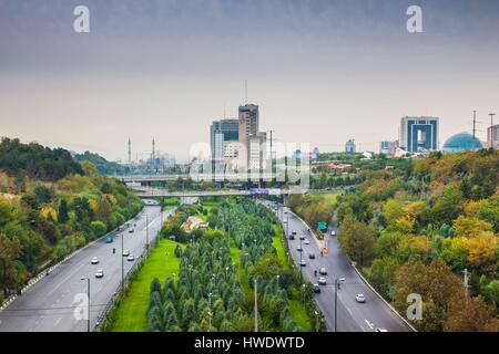Iran, Teheran dello skyline della città dalla Pole e natura Tabiat Bridge Foto Stock