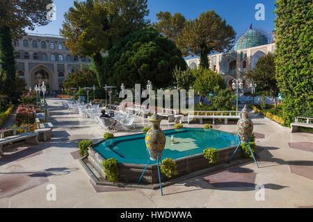 Iran, Central Iran, Esfahan, Abbasi Hotel, cortile Foto Stock