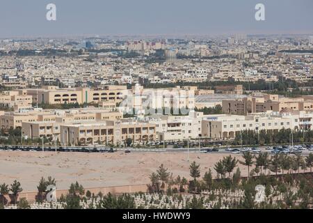 Iran, Central Iran, Yazd, elevati vista città dalle torri zoroastriana di silenzio complesso di sepoltura Foto Stock