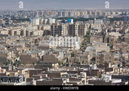 Iran, Central Iran, Yazd, elevati vista città dalle torri zoroastriana di silenzio complesso di sepoltura Foto Stock