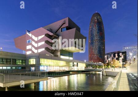 In Spagna, in Catalogna, Barcellona, Museo del Design o Museu del Disseny con Torre Agbar (Torre Agbar) dell'architetto Jean Nouvel Foto Stock