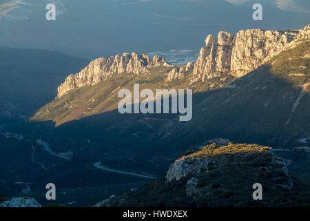 Francia, Bouches du Rhone, Riserva Naturale Regionale di Sainte Baume, il Barres Saint Martin e a destra la scogliera del Galère vicino a chi attraversa il percorso metropolitano del GR 2013 che attraversa la zona metropolitana di Marsiglia Foto Stock
