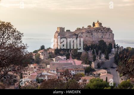 Francia, Bouches du Rhone, Vitrolles, la torre saracena del XI secolo e la cappella di Notre Dame de Vie sulla roccia, visto in quanto il percorso metropolitano del GR su 2013 che attraversa la zona metropolitana di Marsiglia Foto Stock