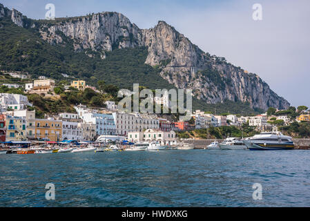 Barche ormeggiate a Marina Grande sulla famosa isola italiana di Capri. Foto Stock