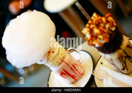 Due freakshakes su un tavolo in Shoreditch cafe Foto Stock