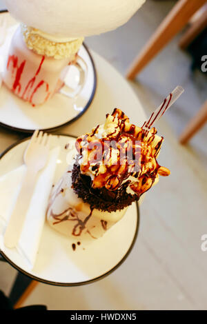 Due freakshakes su un tavolo in Shoreditch cafe Foto Stock