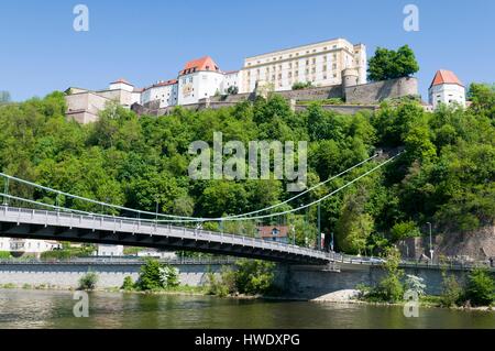 In Germania, in Baviera, Passau, ponte sul Danubio e della fortezza di Veste Oberhaus Foto Stock