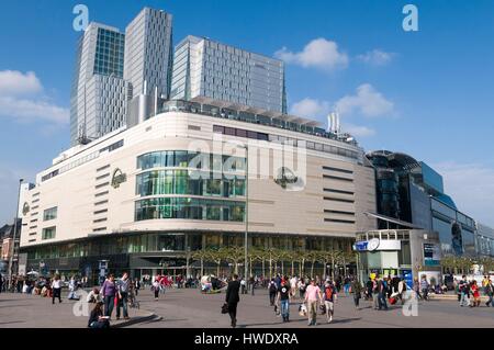 Germania, Hesse, Frankfurt am Main, Hauptwache e Kaufhof shopping centre, Palais Quartier torri e Jumeirah Frankfurt Hotel in background Foto Stock