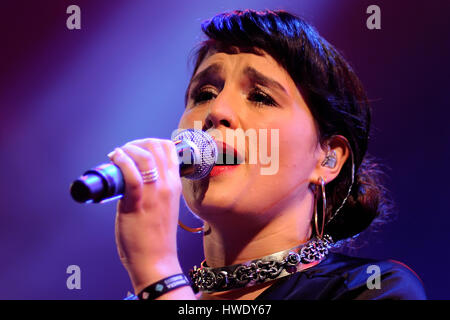 Barcellona - 23 Maggio: Jessie Ware, un cantautore britannico, esegue presso Heineken Primavera Sound Festival 2013, forcone stadio. Foto Stock