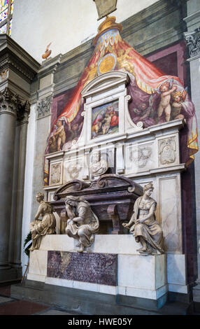 Tomba di Micelangelo Buonarroti nella basilica di Sanrta Croce, la principale chiesa francescana di Firenze, Italia Foto Stock