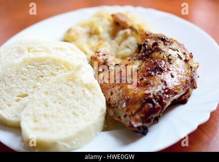L'Anatra al forno della gamba con gnocchi e stufati di cavolo bianco. Foto Stock