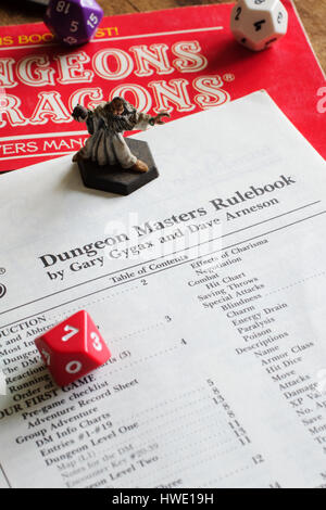 Dungeons and Dragons Dungeon Master regola libro pubblicato come parte di un D&D game pack nel 1983. Il gioco è stato progettato da Gary Gygax e Dave Arneson Foto Stock