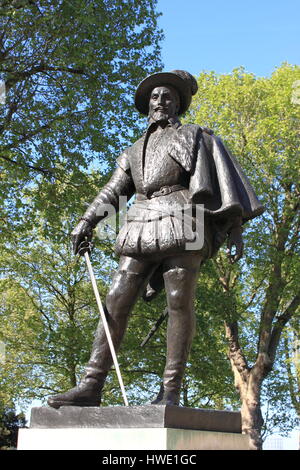 Statua di Sir Walter Raleigh, avventuriero scrittore e explorer, in Greenwich, Regno Unito Foto Stock